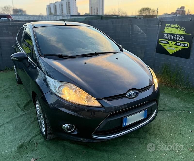Usata Ford Fiesta Titanium 95 CV (69 kW) 2010 Grigio Utilitaria