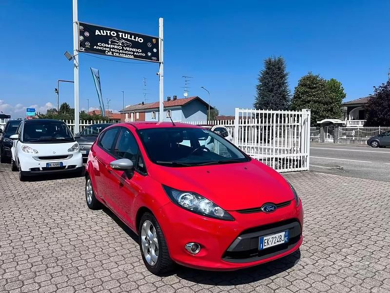 Usata Ford Fiesta Titanium 70 CV (51 kW) 2012 Rosso Utilitaria