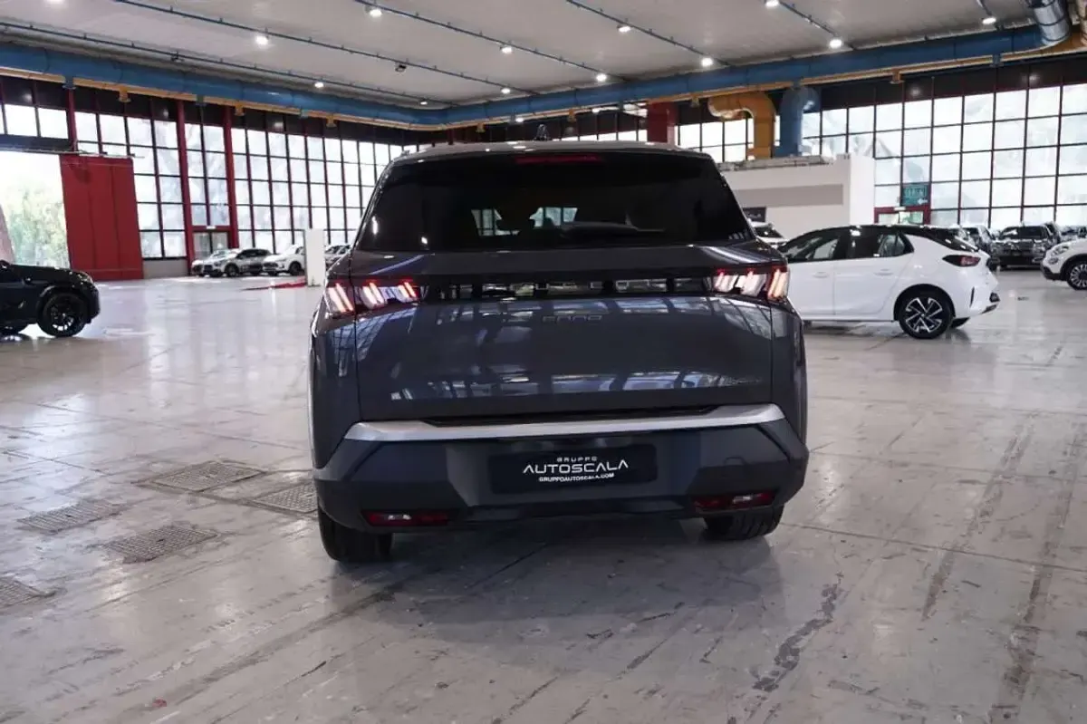 Usata Peugeot 5008 Allure 136 CV (100 kW) 2025 Grigio platinum SUV