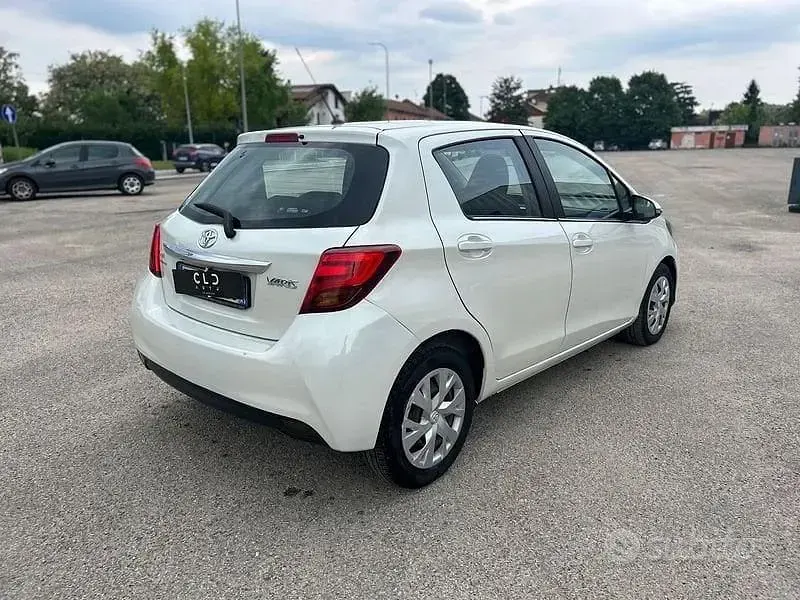 Begagnad Toyota Yaris 90 HK (66 kW) 2015 Vit Halvkombi