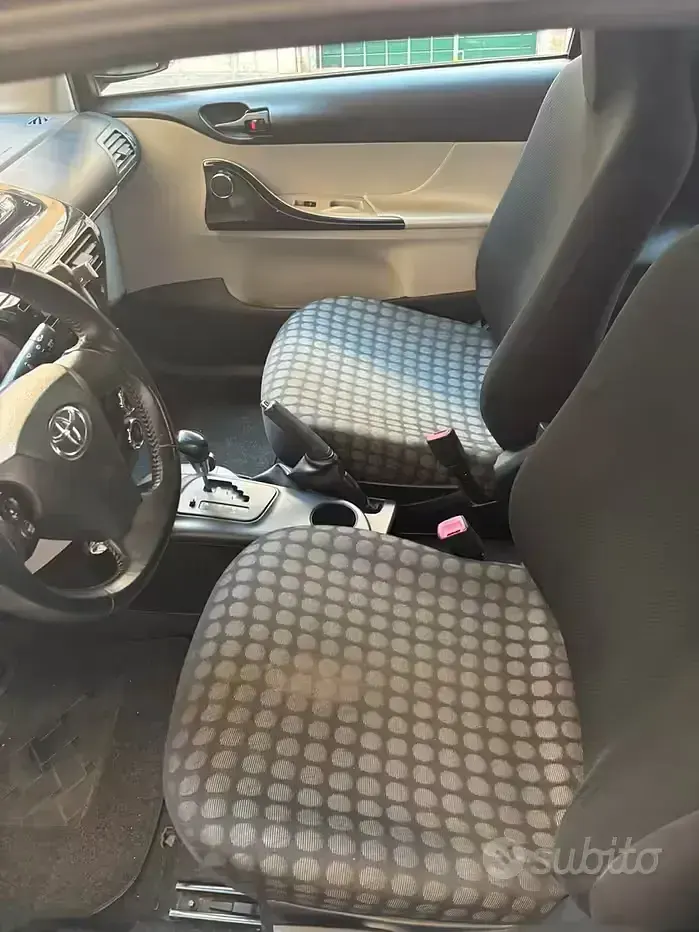 Usata Toyota iQ Lounge 68 CV (50 kW) 2011 Grigio Utilitaria