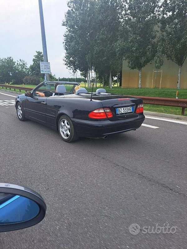 Begagnad Mercedes 200 136 HK (100 kW) 2001 Blå Cab