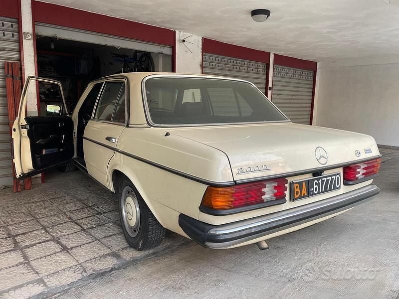 Usata Mercedes 200 1980 Giallo Berlina