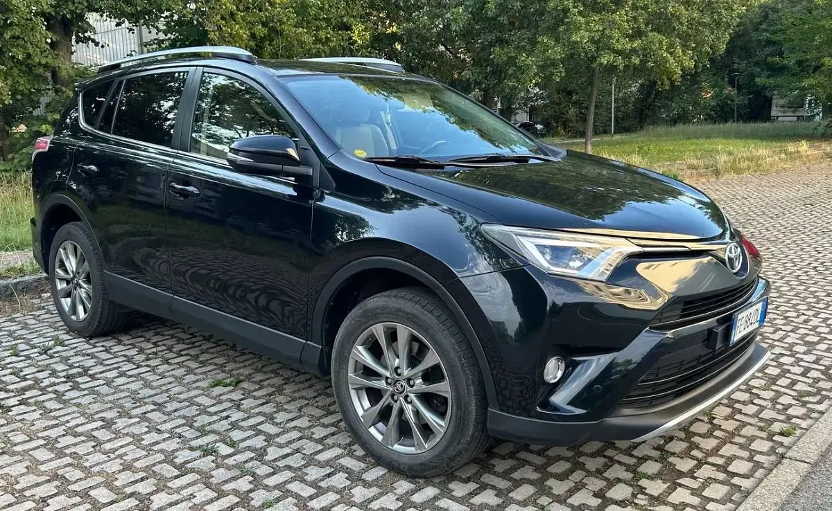 Usata Toyota RAV4 Lounge 143 CV (105 kW) 2016 Nero SUV