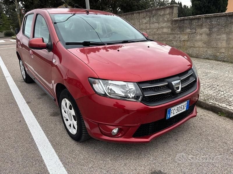 Usata Dacia Sandero Ambiance 75 CV (55 kW) 2016 Rosso Berlina