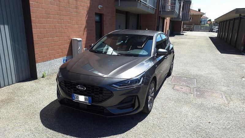 Grigio Usata 2022 Ford Focus ST-Line Tre volumi | 20.500 € (Buon prezzo) - Immagine 1/4