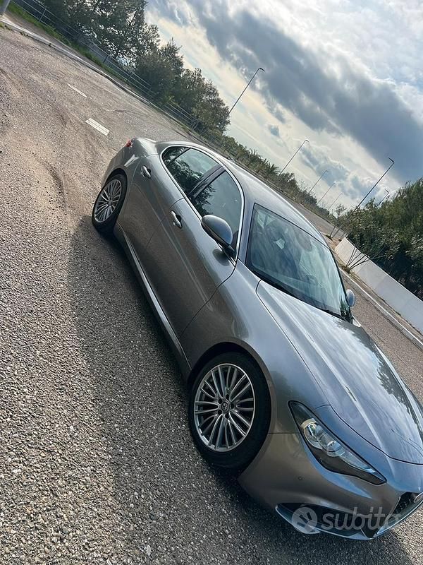 Usata Alfa Romeo Giulia 180 CV (132 kW) 2016 Grigio Berlina