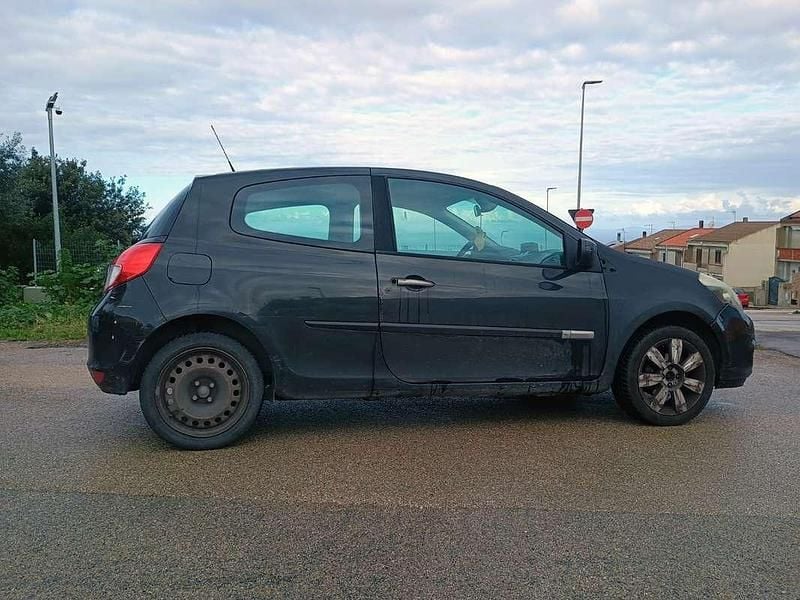 Usata Renault Clio III Dynamique 101 CV (74 kW) 2010 Nero Berlina