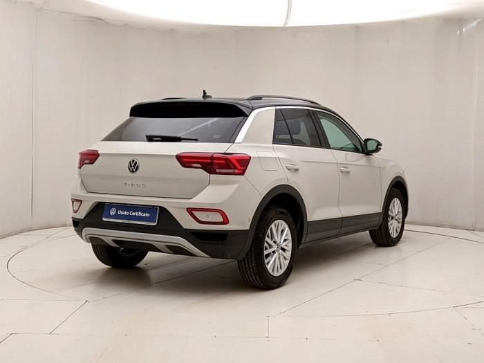 Käytetty VW T-Roc Life 116 HP (85 kW) 2023 Valkoinen Katumaasturi