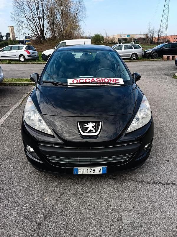 Nero Usata 2011 Peugeot 207 Tre volumi | 5250 € (Cara) - Immagine 1/4