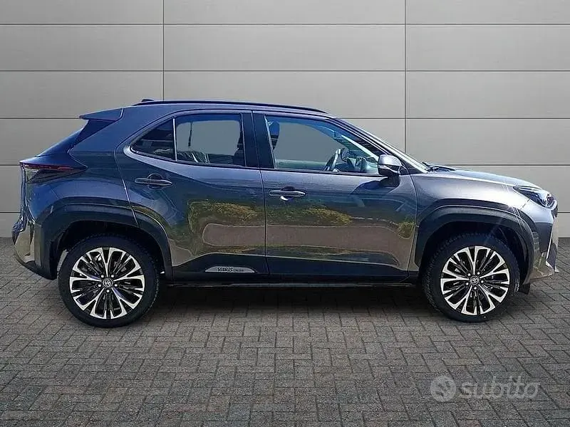 Usata Toyota Yaris Cross Lounge 116 CV (85 kW) 2023 Grigio SUV