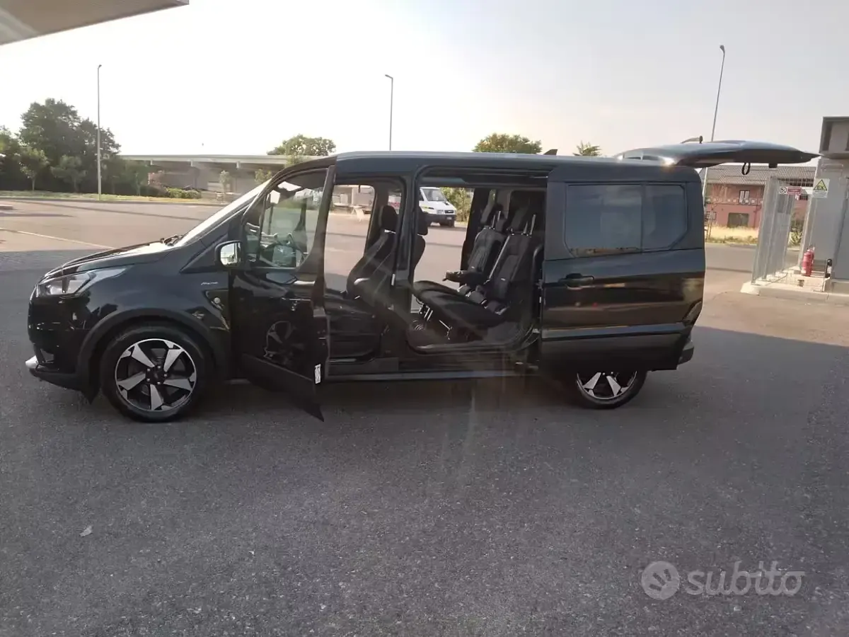 Usata Ford Tourneo Connect Active 120 CV (88 kW) 2022 Nero Monovolume