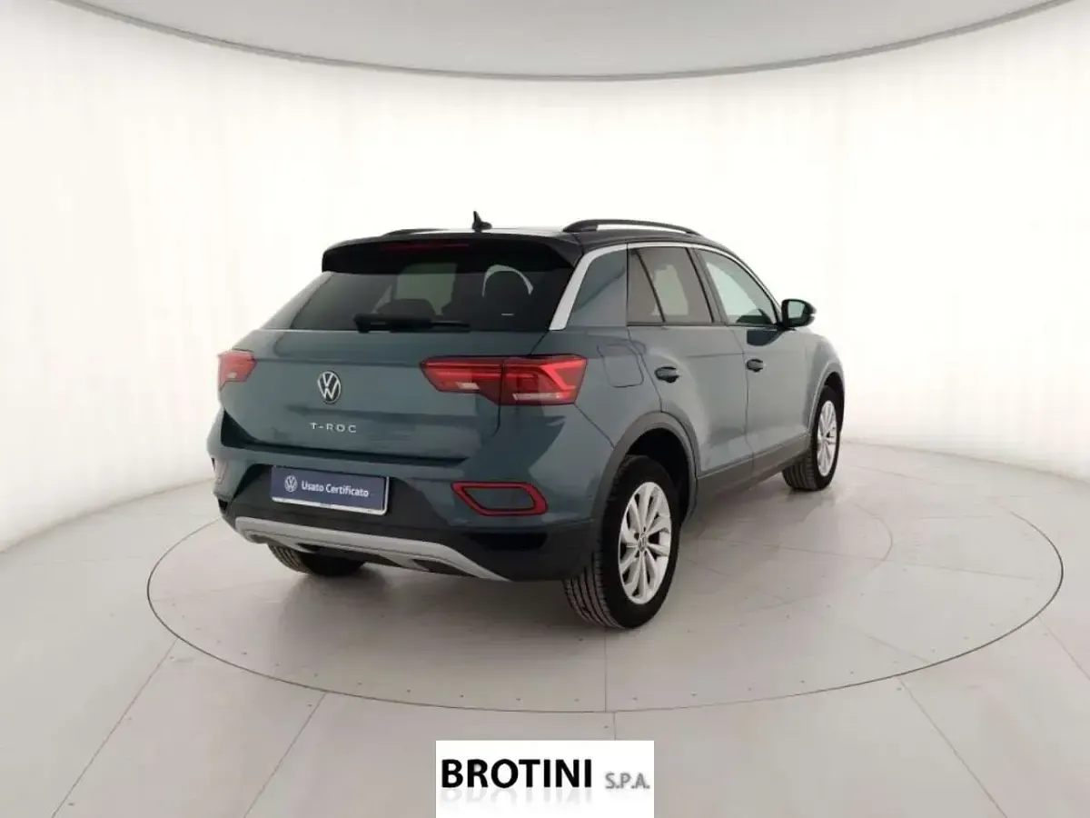 Usata VW T-Roc Life 110 CV (80 kW) 2023 Blu SUV