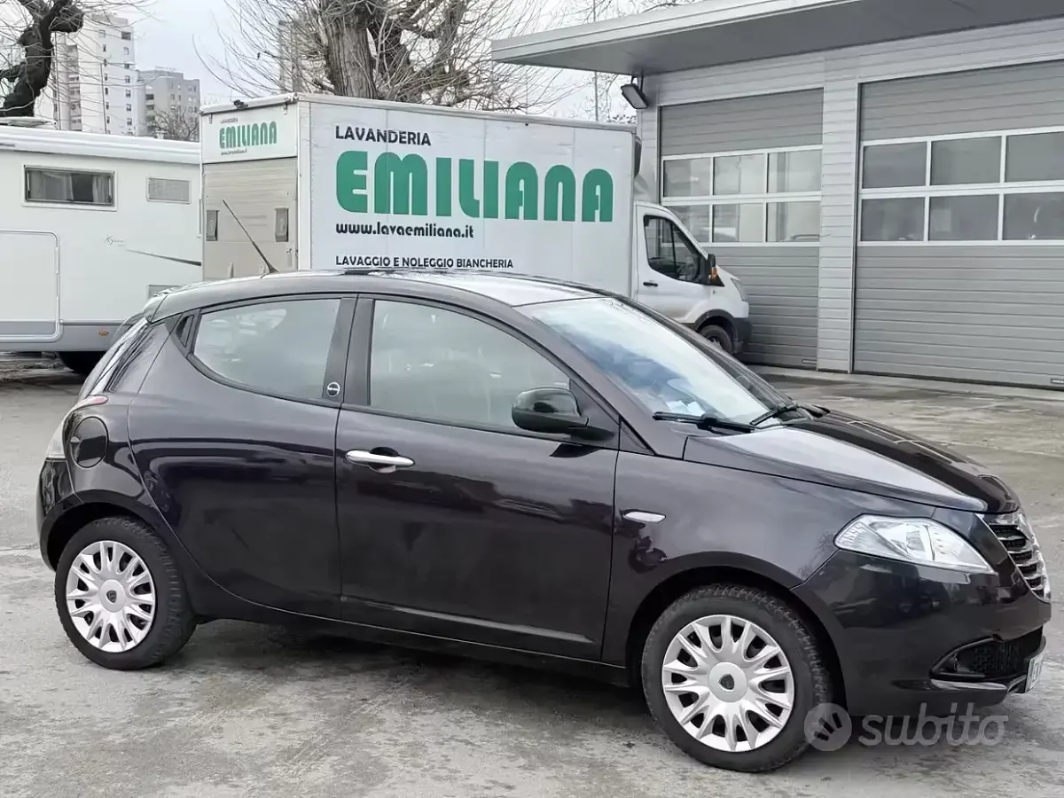 Usata Lancia Ypsilon Gold 69 CV (50 kW) 2014 Viola Utilitaria