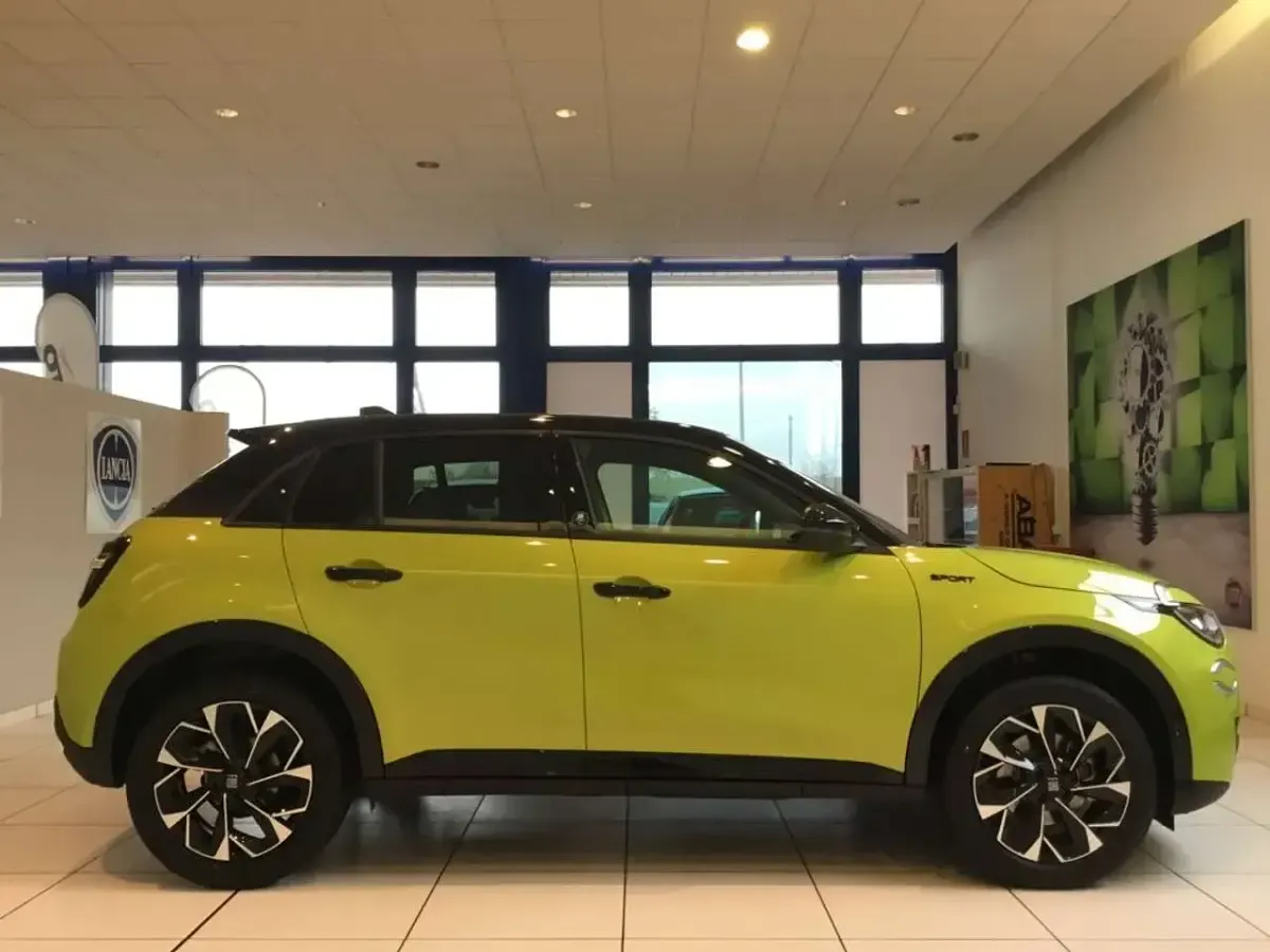 Nuova Fiat 600 Sport 145 CV (106 kW) 2026 Verde SUV