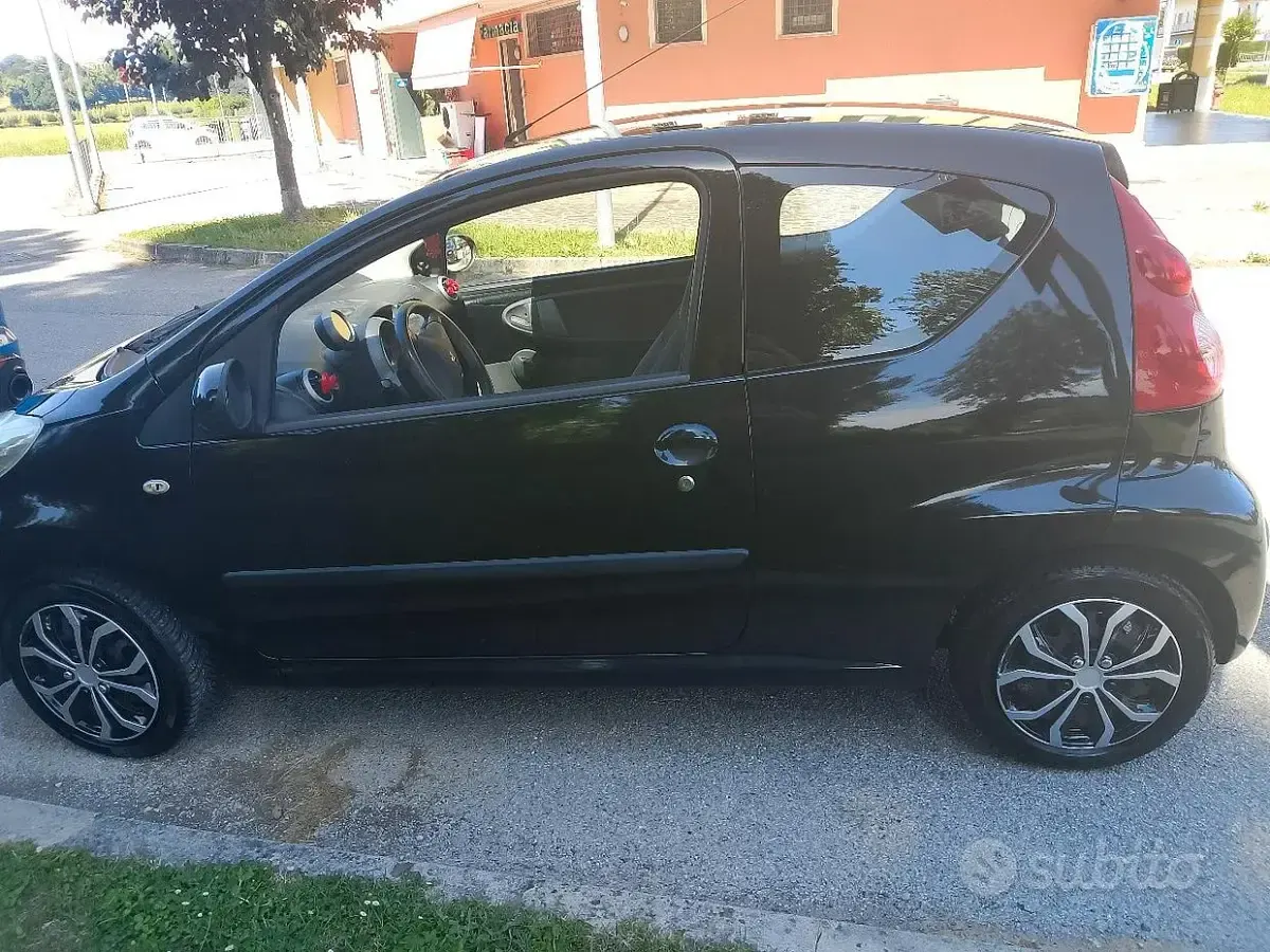 Usata Peugeot 107 68 CV (50 kW) 2005 Nero Utilitaria