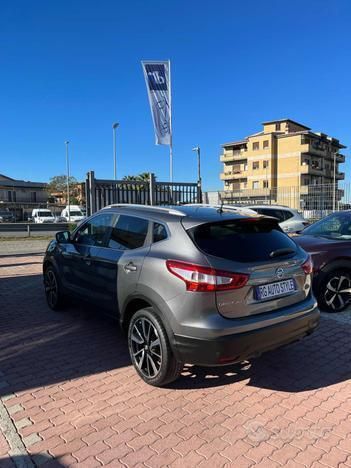 Usata Nissan Qashqai Tekna 131 CV (96 kW) 2016 Grigio scuro metallizzato SUV