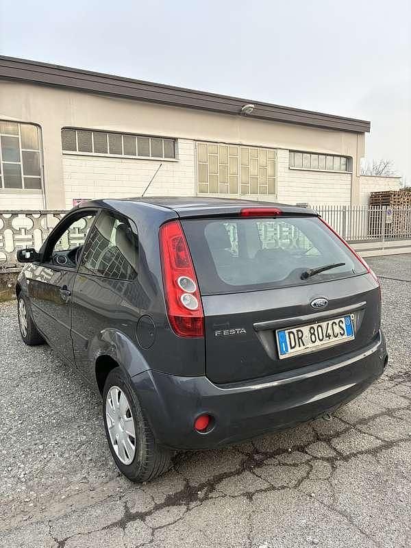 Usata Ford Fiesta Titanium 75 CV (55 kW) 2008 Grigio Utilitaria