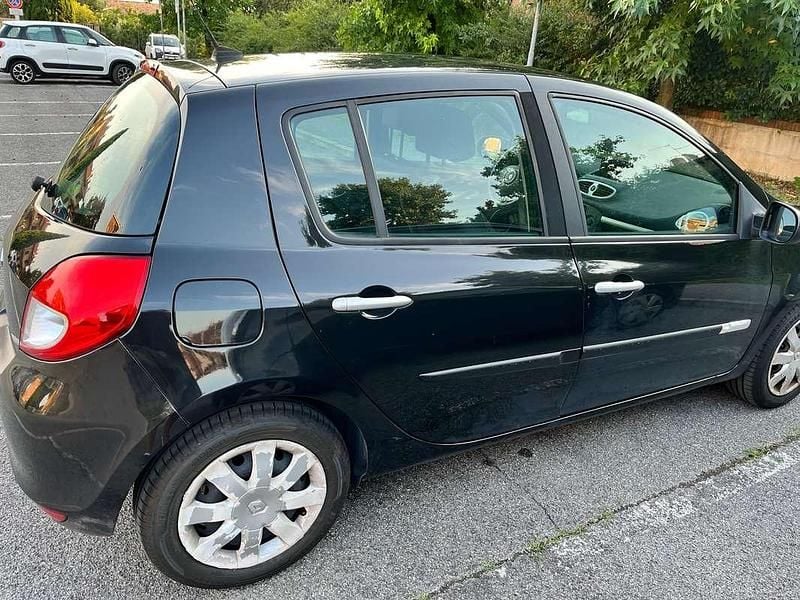 Nero Usata 2009 Renault Clio II Dynamique Berlina | 4100 € (Buon prezzo) - Immagine 1/4