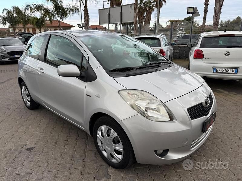 Usata Toyota Yaris Sol 90 CV (66 kW) 2009 Grigio Utilitaria