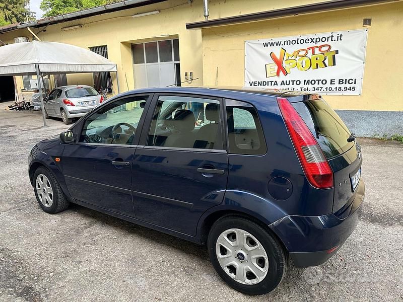 Usata Ford Fiesta Ghia 68 CV (50 kW) 2004 Blu Utilitaria