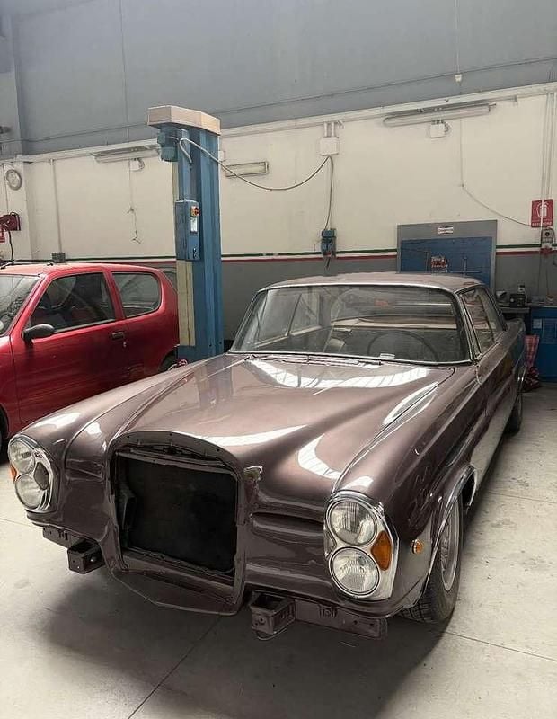 Usata Mercedes 300 SE 160 CV (117 kW) 1963 Marrone Berlina