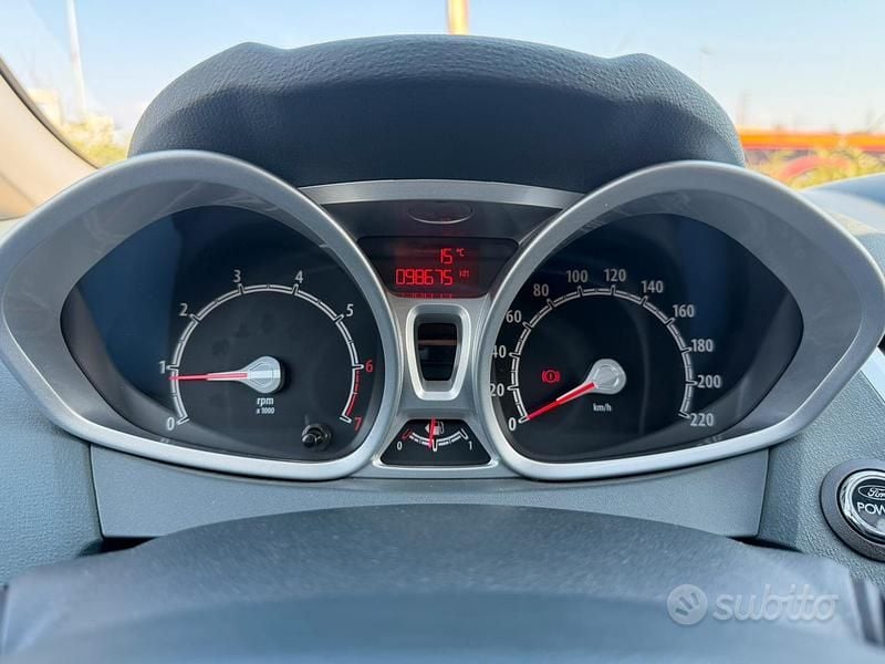 Usata Ford Fiesta 82 CV (60 kW) 2011 Bianco Utilitaria