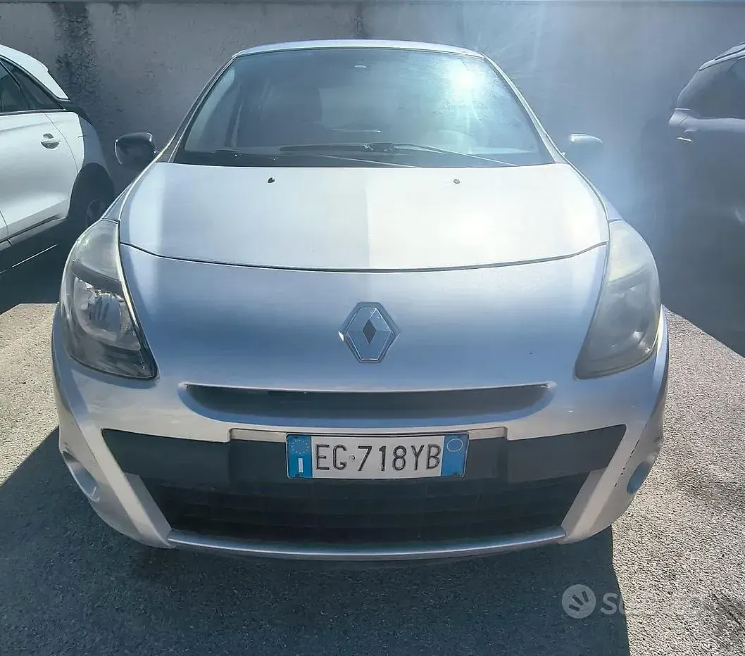 Usado Renault Clio II 75 CV (55 kW) 2011 Gris Berlina