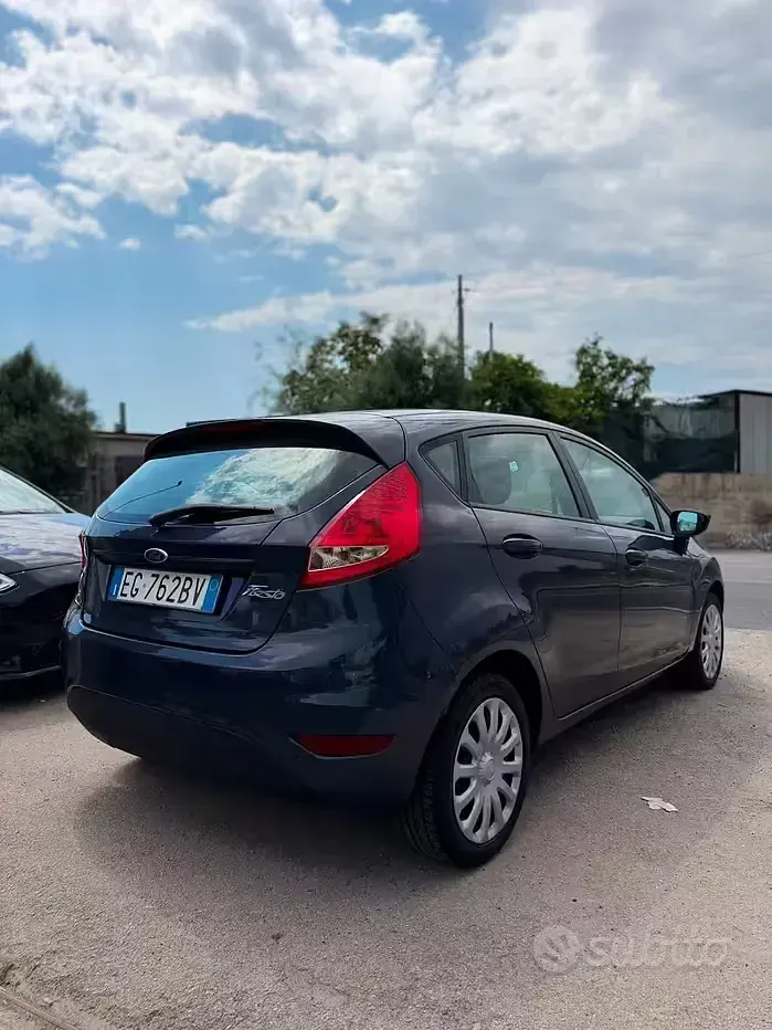 Usata Ford Fiesta 82 CV (60 kW) 2012 Blu Berlina