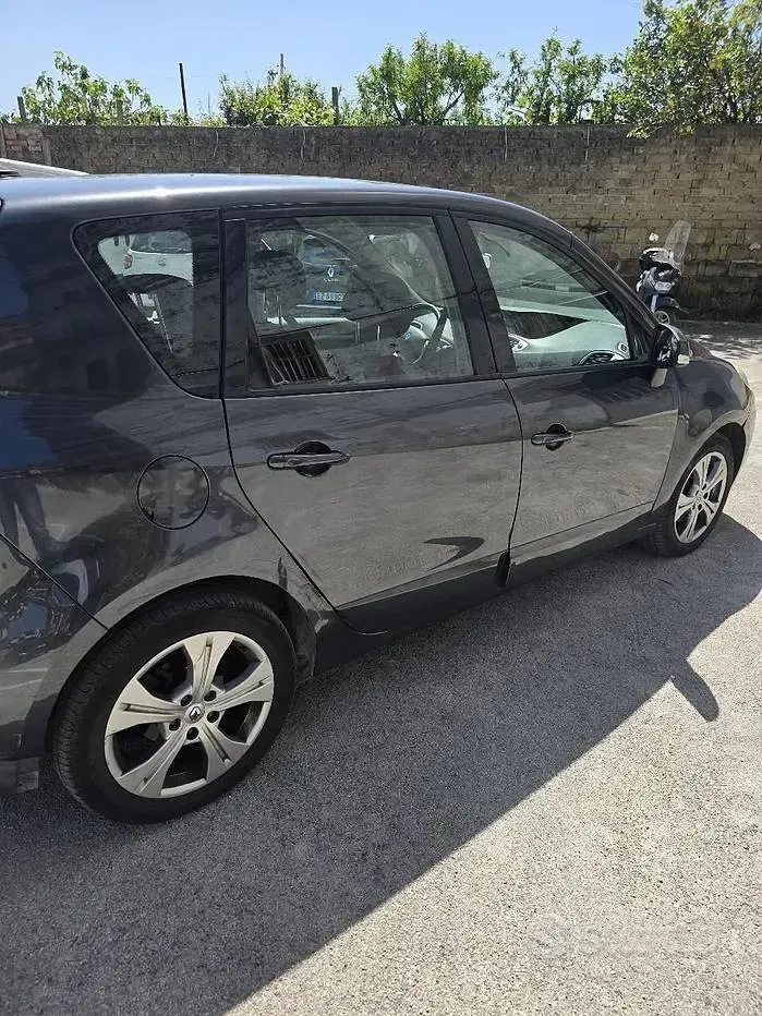 Usata Renault Scenic E-Tech XMOD 106 CV (77 kW) 2011 Nero SUV