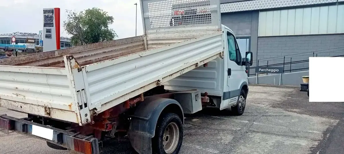 Usata Iveco Daily 125 CV (91 kW) 2002 Bianco Furgone