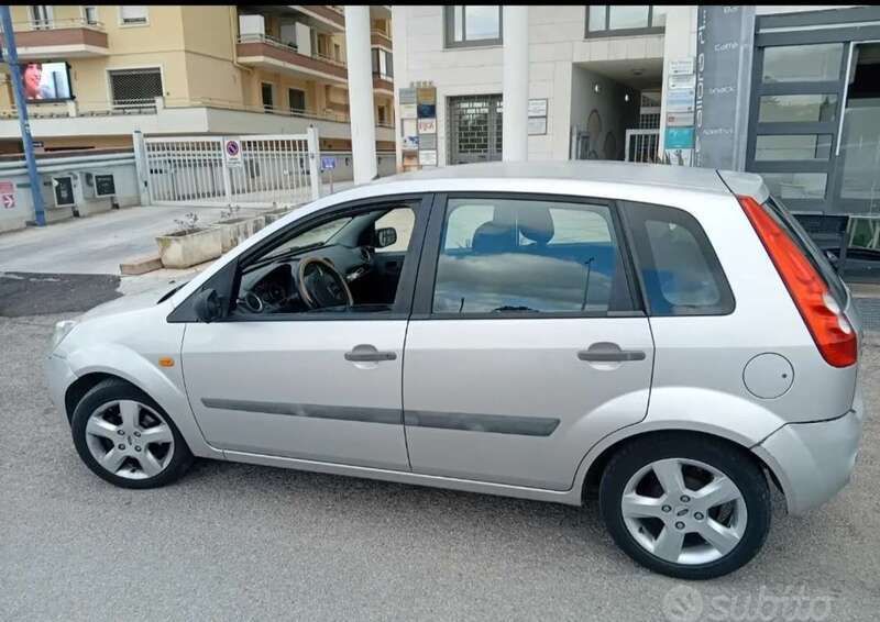 Usata Ford Fiesta Titanium 68 CV (50 kW) 2008 Grigio Utilitaria