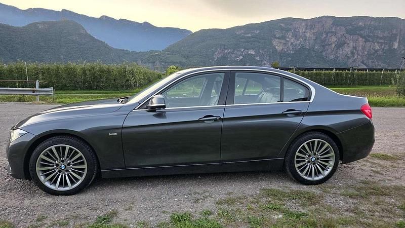 Grigio Usata 2016 BMW 330 Luxury Line Tre volumi | 19.500 € (Buon prezzo) - Immagine 1/4