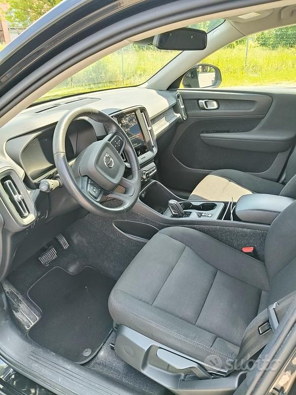 Usata Volvo XC40 Momentum 129 CV (94 kW) 2020 Nero SUV