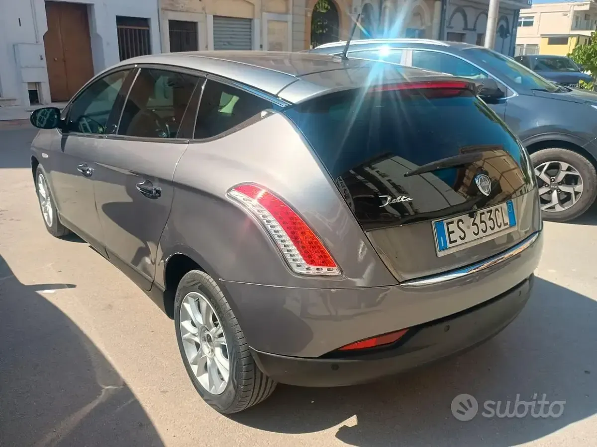 Usata Lancia Delta 120 CV (88 kW) 2013 Grigio Utilitaria