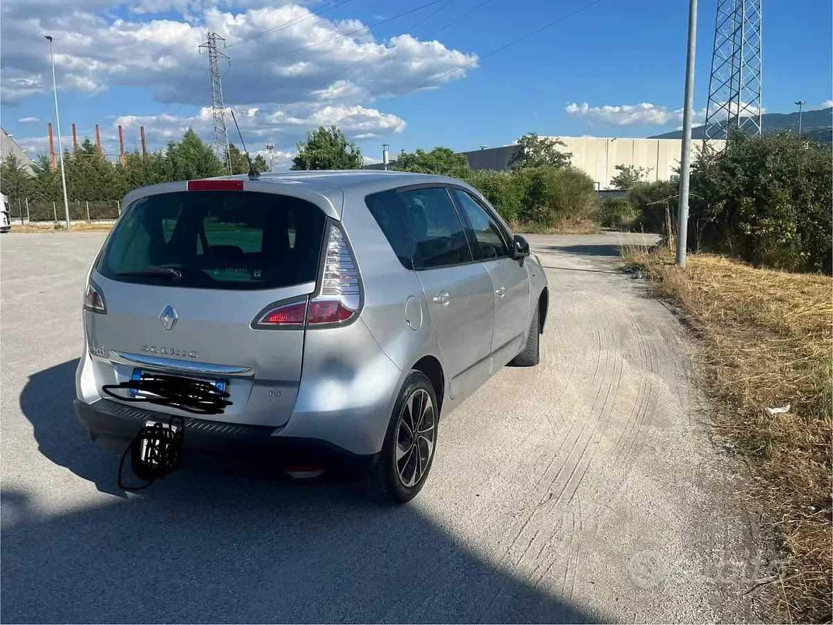 Usata Renault Scenic E-Tech XMOD 110 CV (80 kW) 2015 Grigio Station wagon