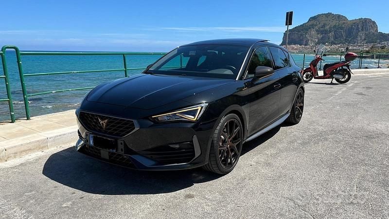 Nero Usata 2022 Cupra Leon VZ Tre volumi | 31.900 € (Buon prezzo) - Immagine 1/4