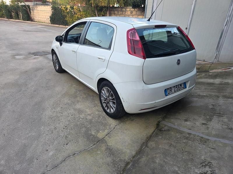 Usata Fiat Grande Punto Emotion 90 CV (66 kW) 2008 Bianco Utilitaria