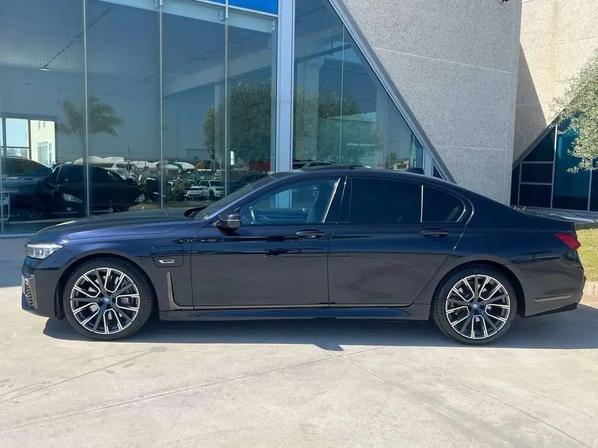 Usata BMW 745e M Sport 286 CV (210 kW) 2022 Blu/azzurro Berlina