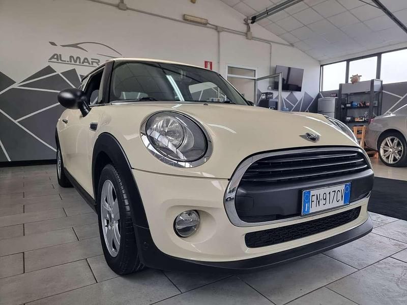 Begagnad Mini ONE 75 HK (55 kW) 2017 Beige Halvkombi