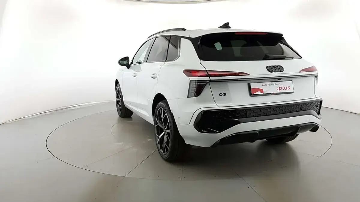 Nuova Audi Q3 S-Line 150 CV (110 kW) 2026 Bianco ghiaccio metallizzato SUV