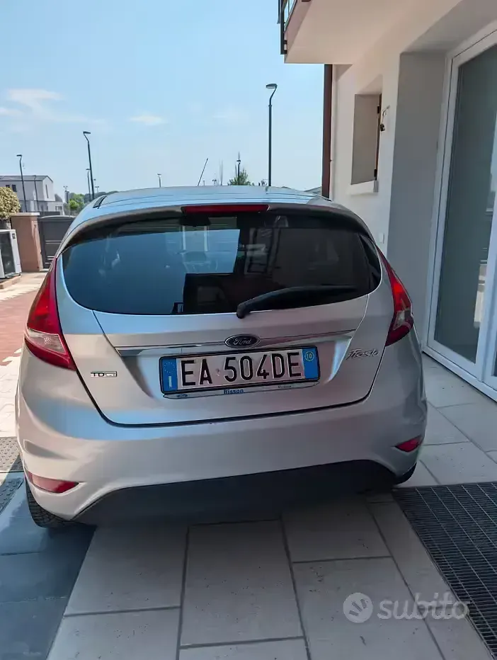 Usata Ford Fiesta Titanium 68 CV (50 kW) 2010 Grigio Berlina