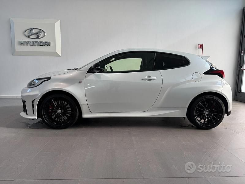 Usata Toyota Yaris 280 CV (205 kW) 2024 Bianco Utilitaria