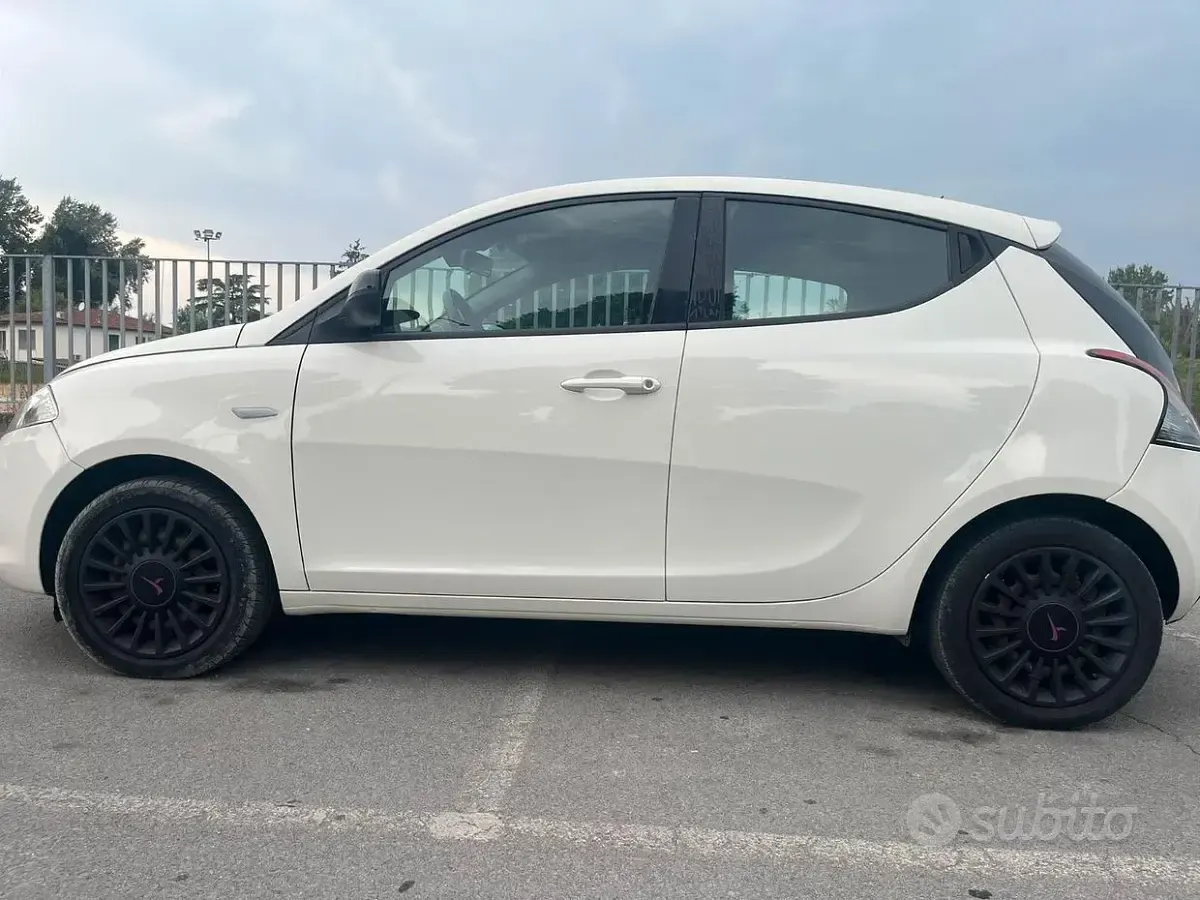 Usata Lancia Ypsilon 69 CV (50 kW) 2012 Bianco Utilitaria