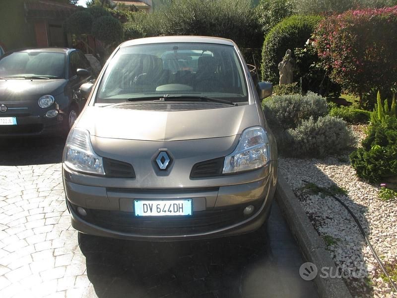 Käytetty Renault Modus Dynamique 75 HP (55 kW) 2008 Harmaa Tila-auto
