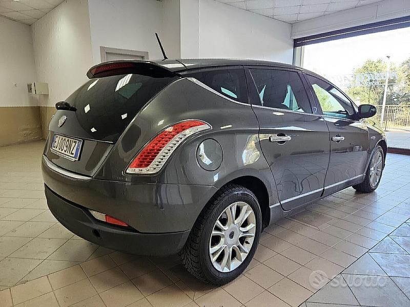 Usata Lancia Delta Gold 120 CV (88 kW) 2011 Grigio Utilitaria