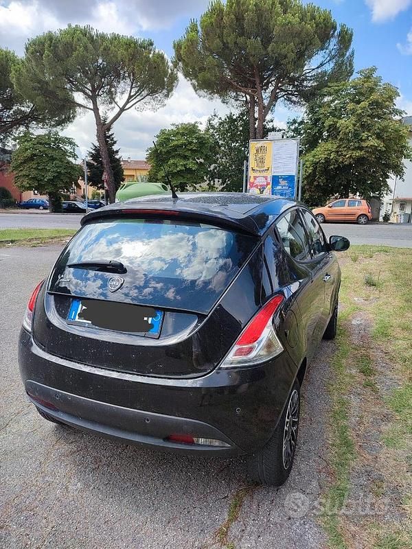 Usata Lancia Ypsilon 85 CV (62 kW) 2015 Nero Utilitaria