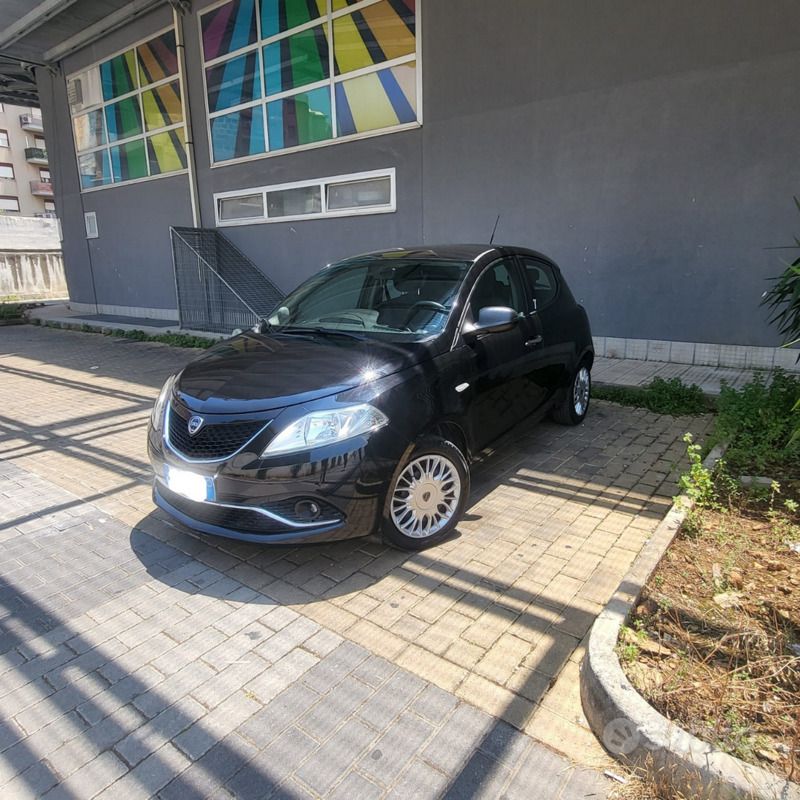 Usata Lancia Ypsilon 69 CV (50 kW) 2016 Nero Utilitaria