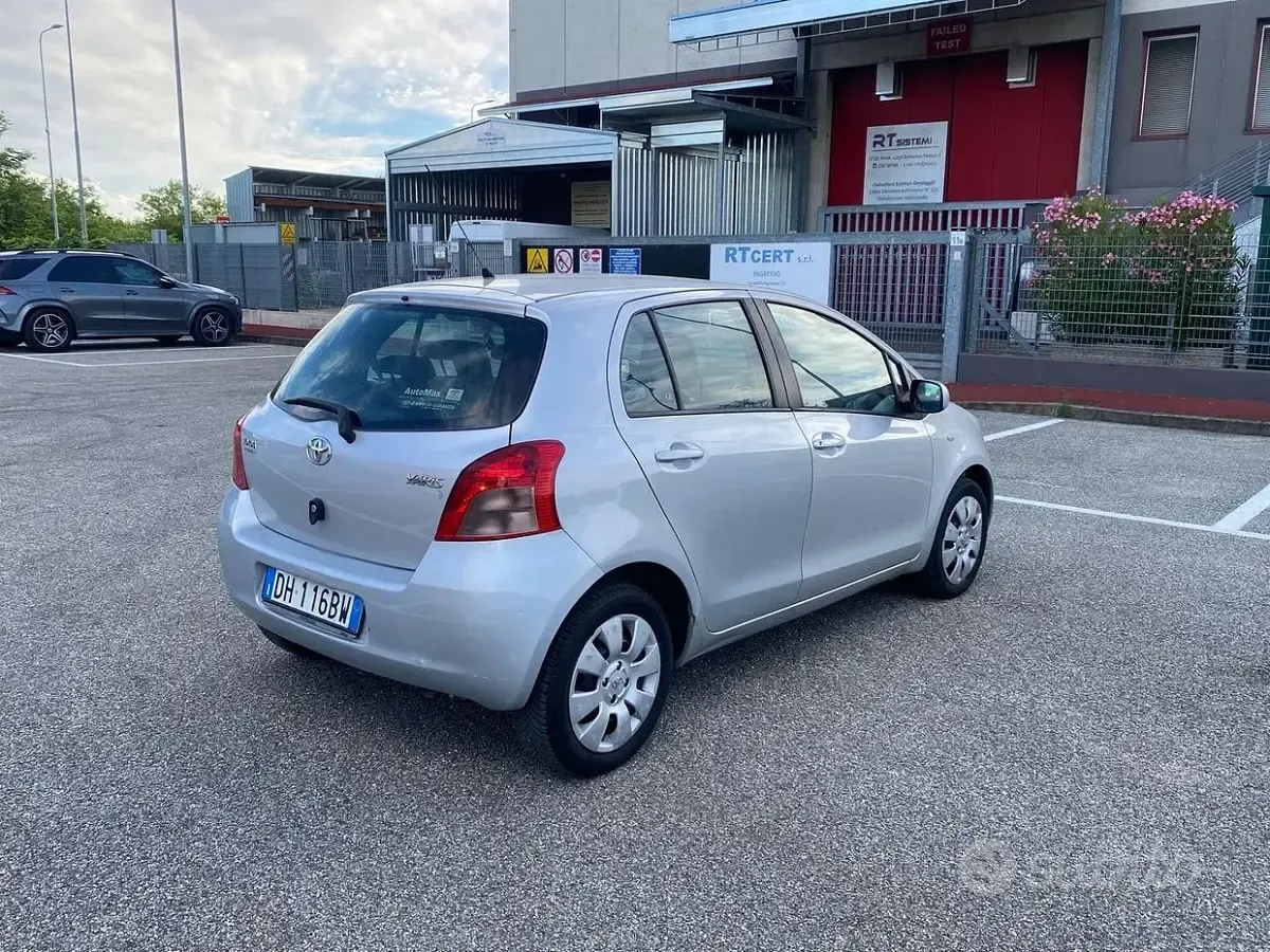 Usata Toyota Yaris 87 CV (63 kW) 2007 Grigio Utilitaria
