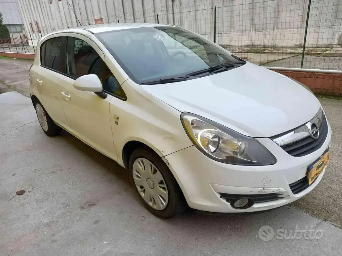 Usata Opel Corsa Edition 75 CV (55 kW) 2010 Bianco Utilitaria